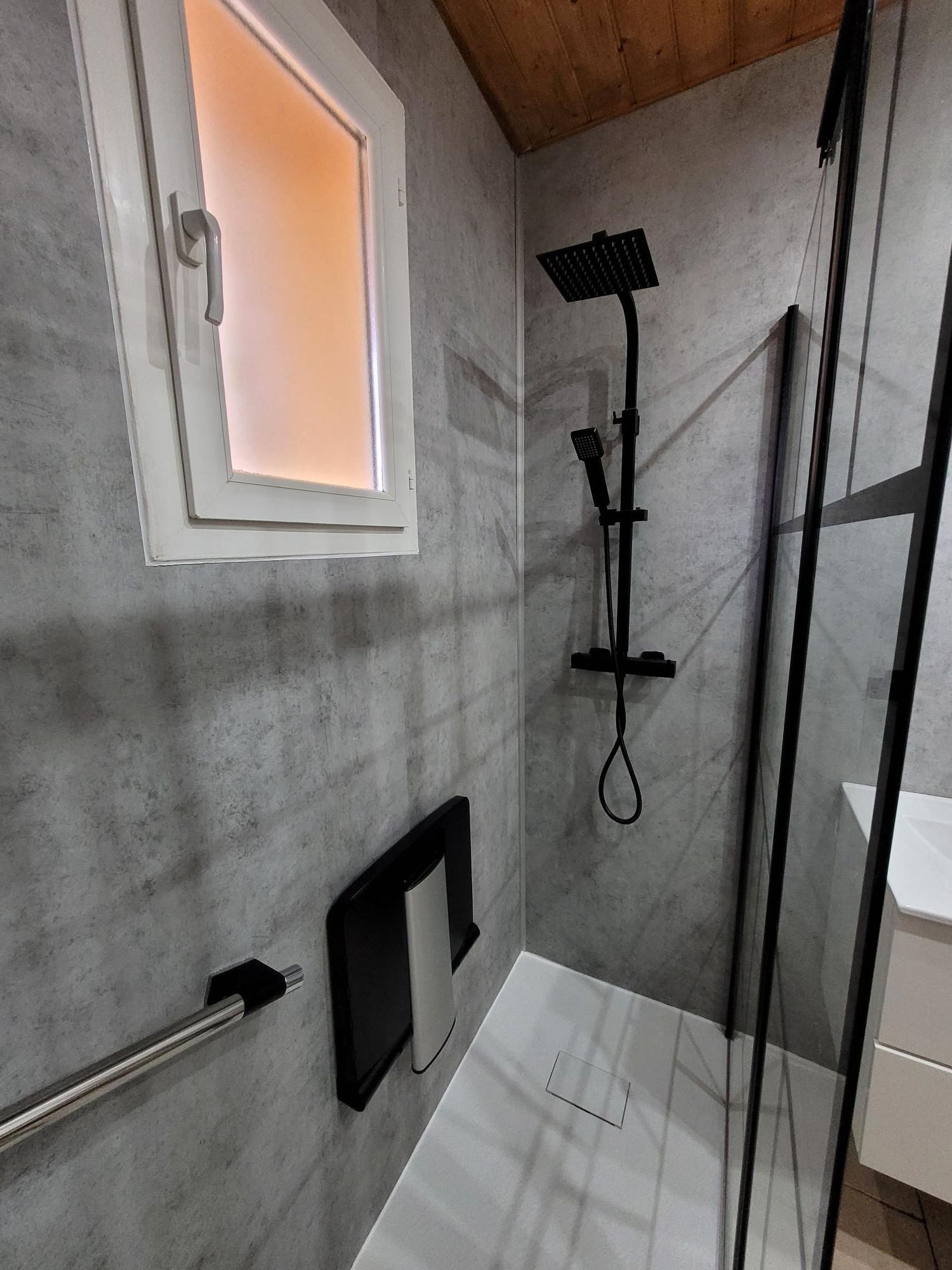 Petite salle de douche effet béton sous combles