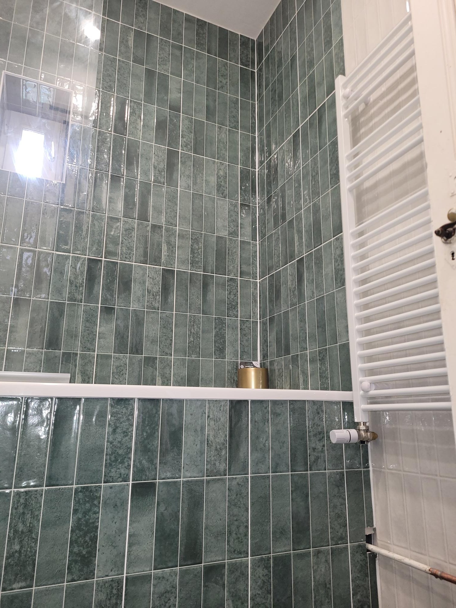Salle de bain carrelage métro vert avec baignoire