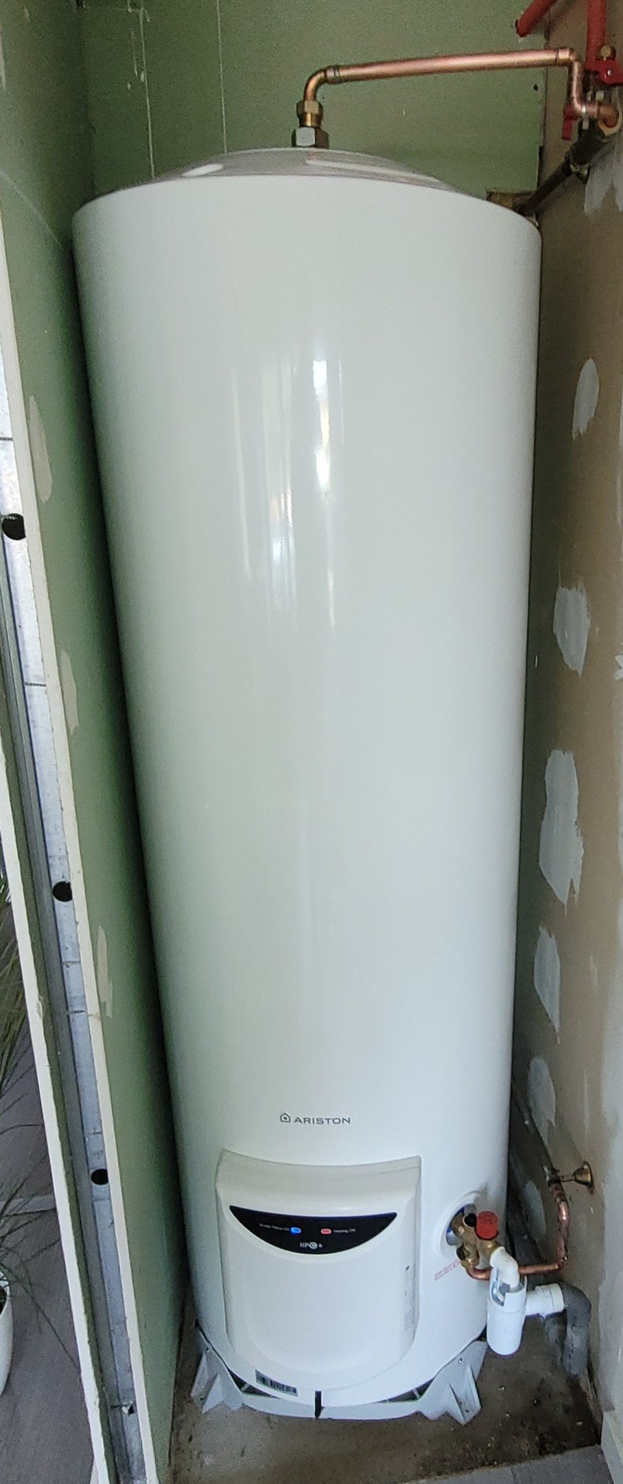 Petite salle de douche effet béton sous combles