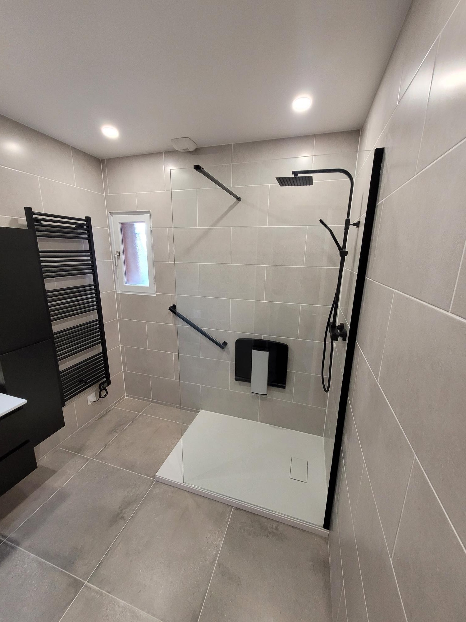 Salle de bain adaptée PMR avec douche plain-pied