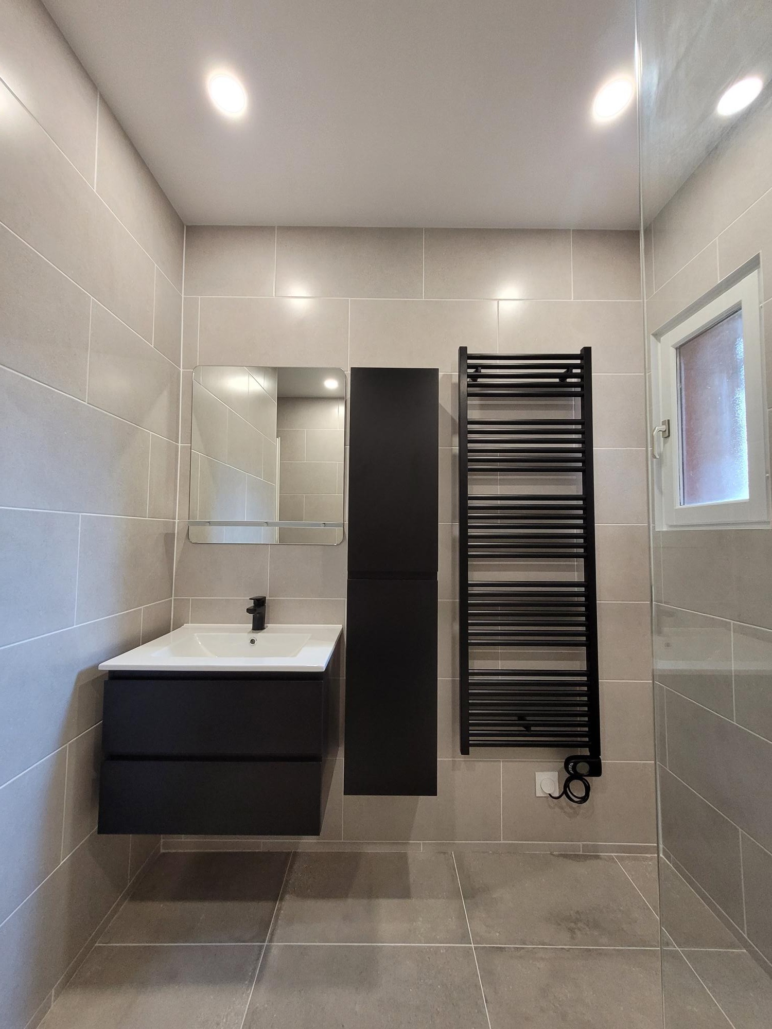 Salle de bain adaptée PMR avec douche plain-pied